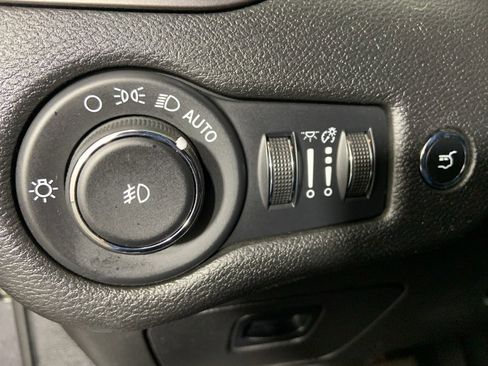 Used 2020 Jeep Cherokee Limited image 9