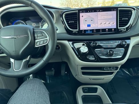 Certified 2023 Chrysler Pacifica Touring-L image 20
