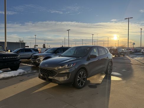 Used 2022 Ford Escape SE w/ SE Sport Appearance Package image 2