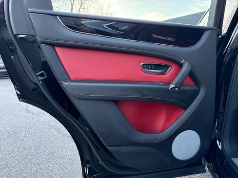 Used 2019 Bentley Bentayga image 37