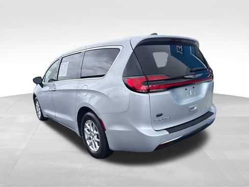 Used 2023 Chrysler Pacifica Touring-L FWD image 3