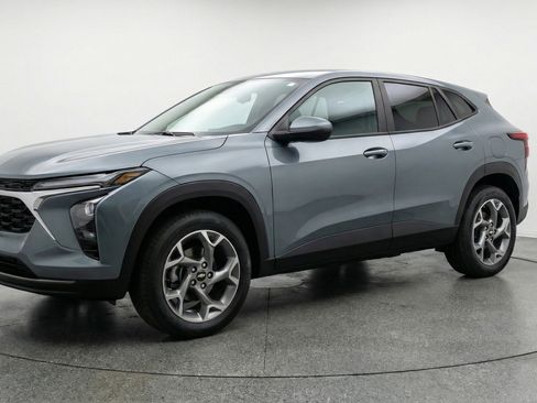 Used 2025 Chevrolet Trax LT FWD image 3
