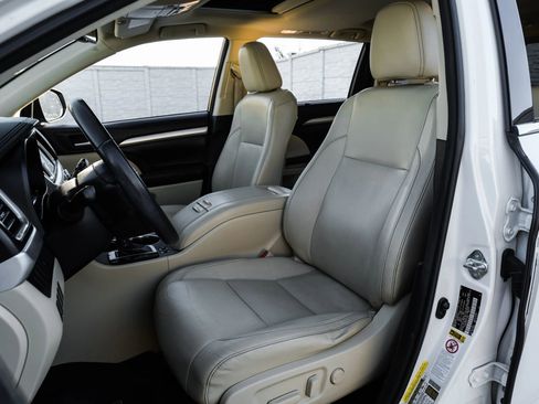 Used 2015 Toyota Highlander XLE FWD image 29