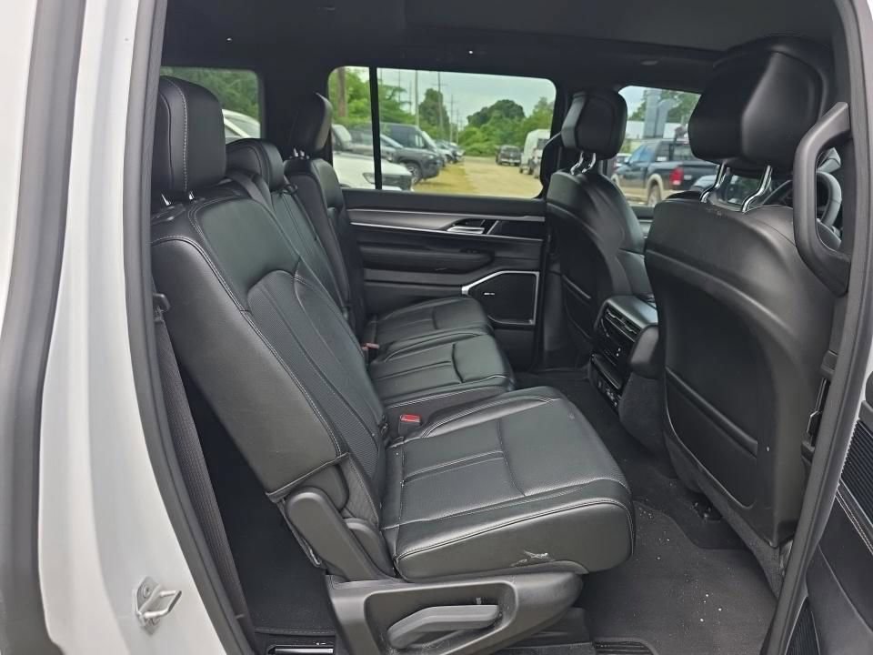 Used 2023 Jeep Wagoneer Series II AWD/4WD image 17