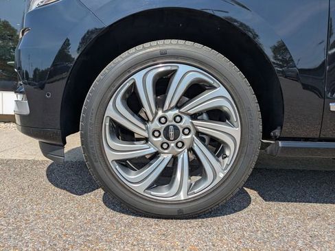 Certified 2023 Lincoln Navigator L Reserve AWD/4WD image 12