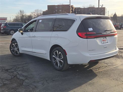 New 2026 Chrysler Pacifica Pinnacle image 18