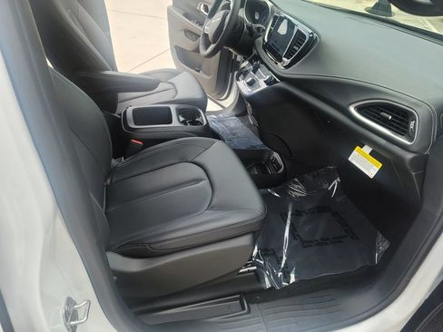 Used 2026 Chrysler Pacifica Select FWD image 16