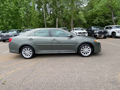 Used 2013 Toyota Camry XLE w/ Leather Pkg FWD image 12