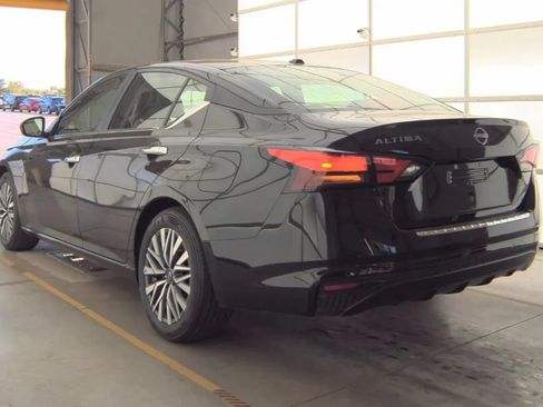 Used 2025 Nissan Altima 2.5 SV FWD image 4