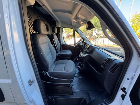 Used 2025 RAM ProMaster 2500 w/ U-Haul Equipment Group FWD image 21