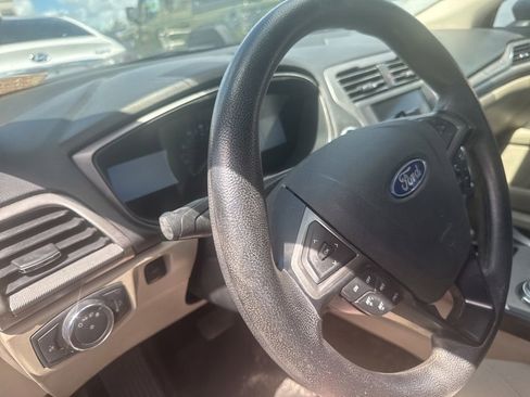 Used 2018 Ford Fusion SE w/ Fusion SE Technology Package FWD image 8