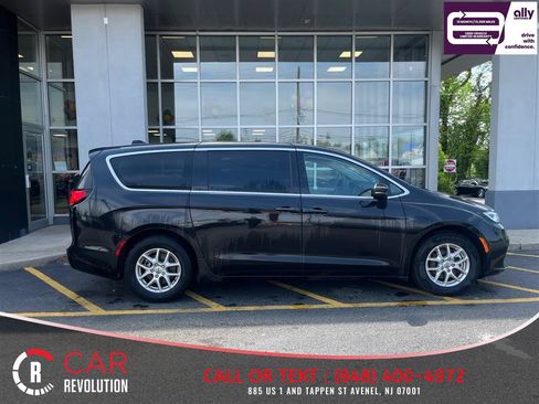 Used 2023 Chrysler Pacifica Touring-L FWD image 8