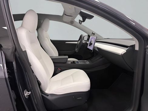 Used 2024 Tesla Model Y Long Range RWD image 13