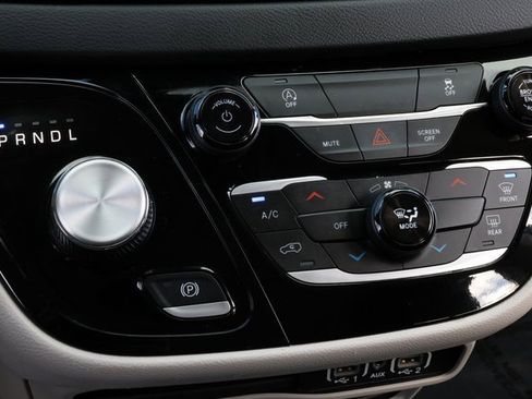 Used 2024 Chrysler Voyager LX image 27