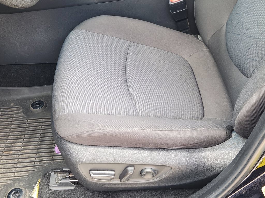 Used 2022 Toyota RAV4 XLE w/ Convenience Package FWD image 20