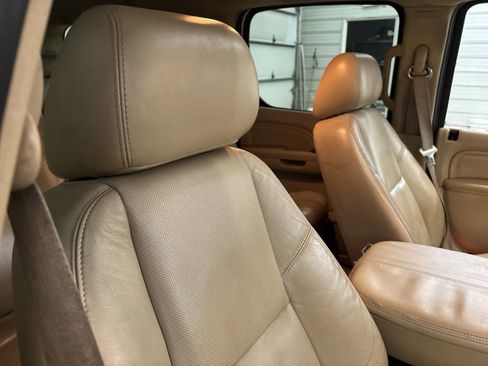 Used 2011 Cadillac Escalade ESV Premium image 31