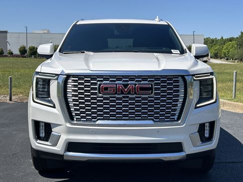Used 2024 GMC Yukon Denali AWD/4WD image 3