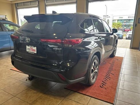 Used 2023 Toyota Highlander XLE AWD/4WD image 5