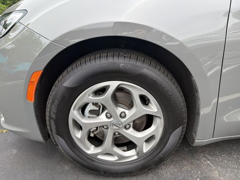 Used 2024 Chrysler Pacifica Limited FWD image 39
