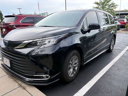 Used 2022 Toyota Sienna XLE w/ XLE Plus Package FWD image 2