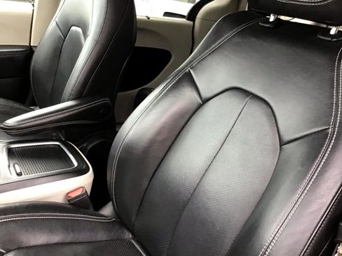 Used 2022 Chrysler Pacifica Touring-L image 15