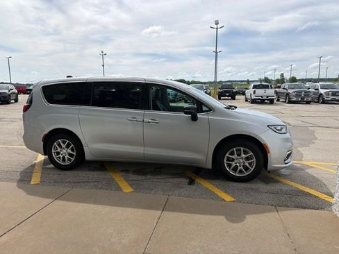 Certified 2024 Chrysler Pacifica Touring-L FWD image 8
