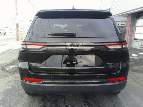 Used 2024 Jeep Grand Cherokee Altitude image 4