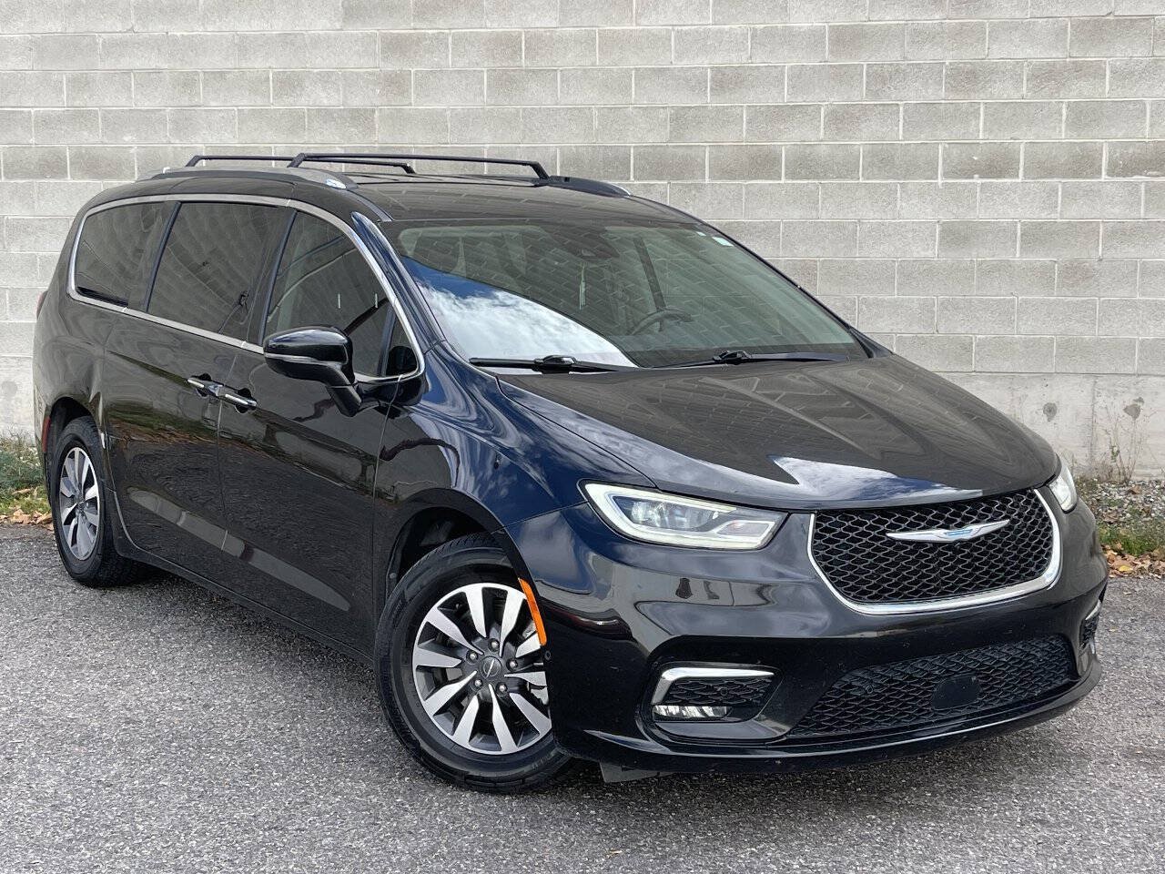 Used 2021 Chrysler Pacifica Touring-L FWD image 1
