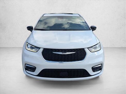 Used 2026 Chrysler Pacifica Limited FWD image 2