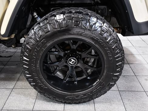 Used 2020 Jeep Gladiator Rubicon w/ Dual Top Group AWD/4WD image 9