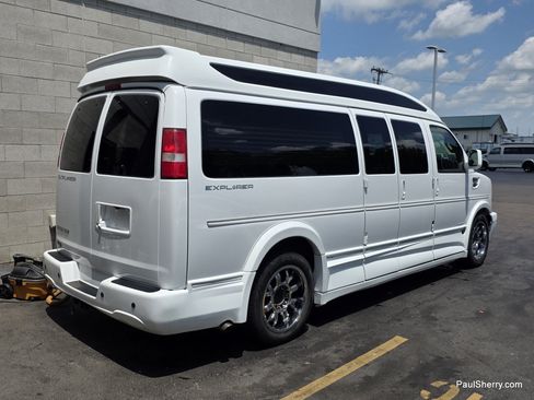 Used 2017 Chevrolet Express 2500 Extended RWD image 2