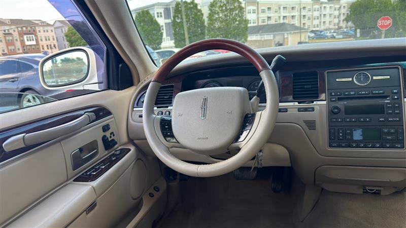Used 2007 Lincoln Town Car Signature Limited RWD image 26