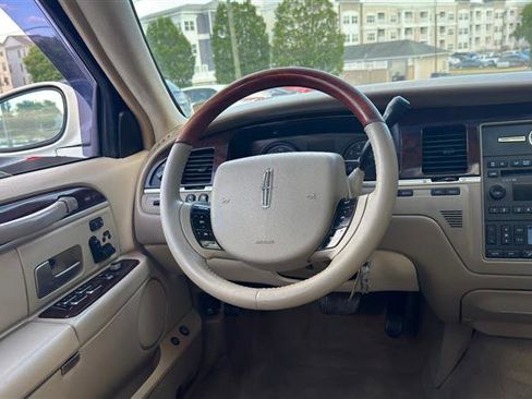 Used 2007 Lincoln Town Car Signature Limited RWD image 26