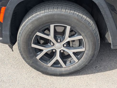 Used 2024 Jeep Grand Cherokee L Limited w/ Luxury Tech Group II image 15