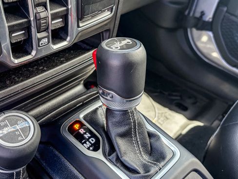Used 2018 Jeep Wrangler Unlimited Sahara AWD/4WD image 18