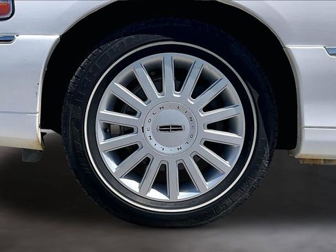 Used 2005 Lincoln Town Car Signature image 32