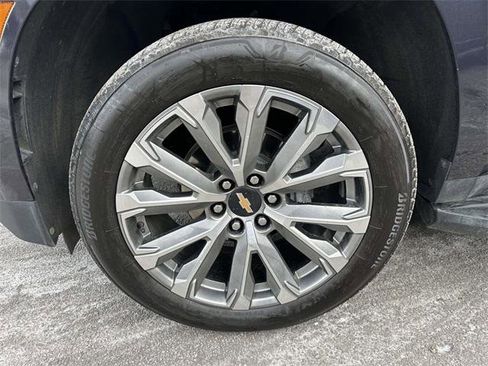 Used 2025 Chevrolet Suburban High Country image 9