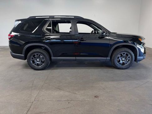 Used 2025 Honda Pilot TrailSport image 2