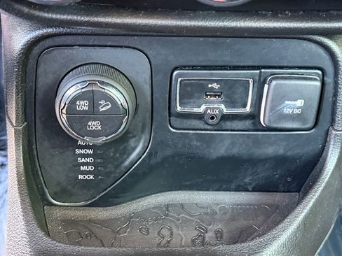 Used 2017 Jeep Renegade Trailhawk w/ Premium Trailhawk Package AWD/4WD image 18