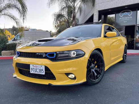 Used 2017 Dodge Charger R/T image 2