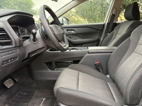 Used 2025 Nissan Rogue SV FWD image 28