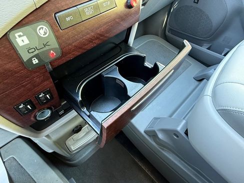 Used 2013 Toyota Sienna Limited w/ Premium Pkg FWD image 34
