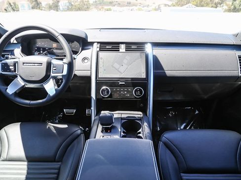 New 2025 Land Rover Discovery Dynamic SE image 12