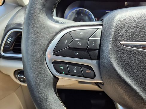 Used 2023 Chrysler Pacifica Touring-L FWD image 16