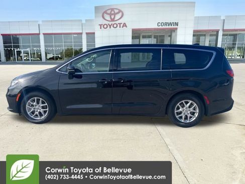 Used 2024 Chrysler Pacifica Touring-L FWD image 2