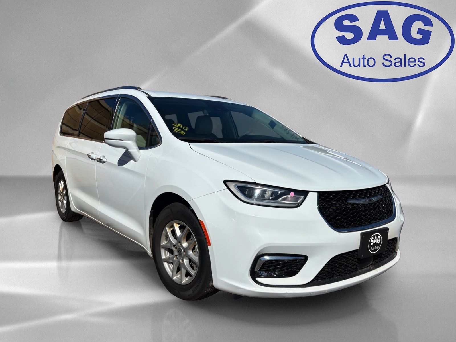 Used 2021 Chrysler Pacifica Touring-L FWD image 2