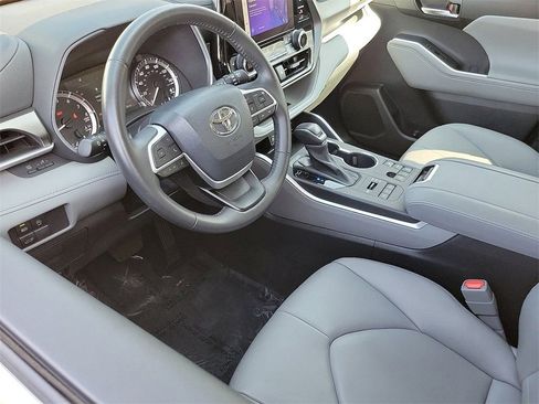 Used 2024 Toyota Highlander XLE AWD/4WD image 3