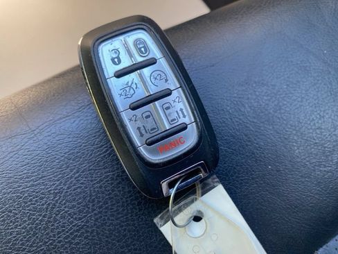 Used 2020 Chrysler Pacifica Touring-L FWD image 34