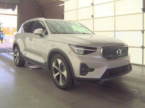 Used 2025 Volvo XC40 B5 Plus AWD/4WD image 2