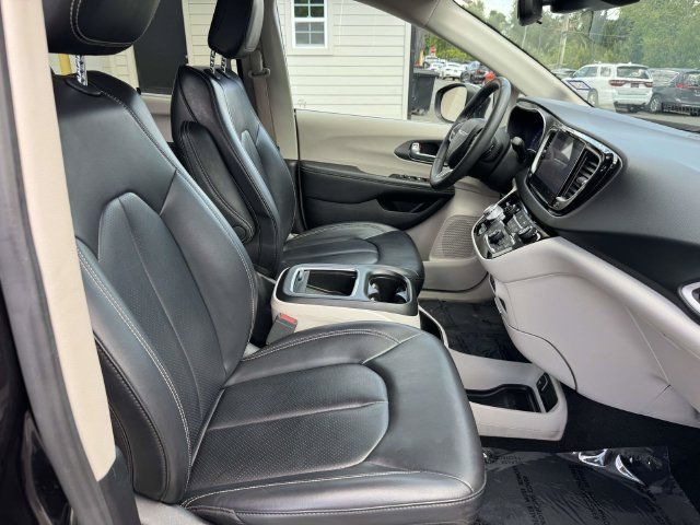 Used 2023 Chrysler Pacifica Touring-L FWD image 11